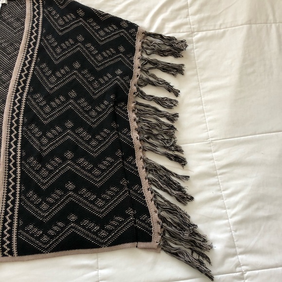 Design History Poncho - Picture 3 of 5